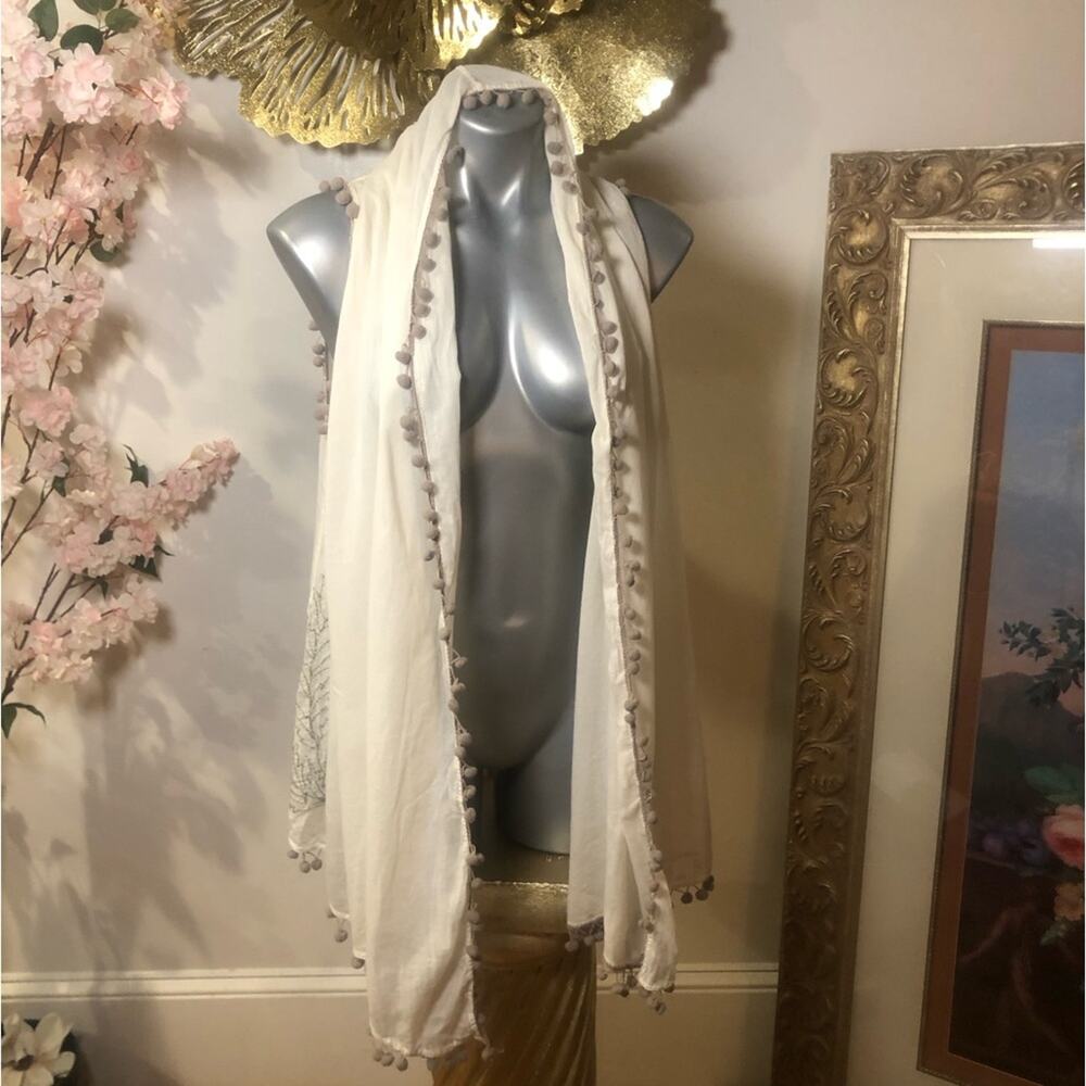 Embroidered sleeveless Cardigan pompom trim top